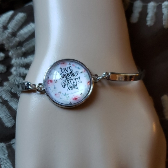 Link bracelet with Bible scripture verse Give Thanks 1 Thessalonians 5:18 - Picture 1 of 4